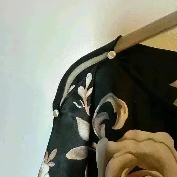White House Black Market Floral 100% Silk Blouse - Small - Picture 3 of 5